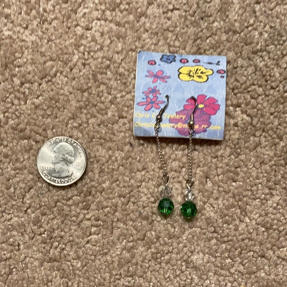 🎄3/$20🎄dangly earrings - Picture 3 of 3